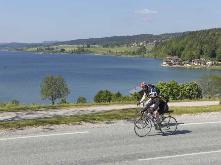 Cyclistes au lac de Saint Point