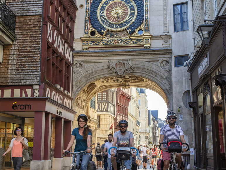 Passage à vélo sous Gros Horloge à Rouen