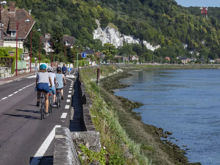 Les quais de Seine et ses falaises de craies à la sortie de La Bouille
